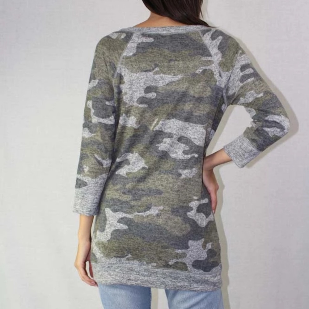 CAMO LONG SLEEVE LIGHT WEIGHT KNIT CREW NECK TOP
